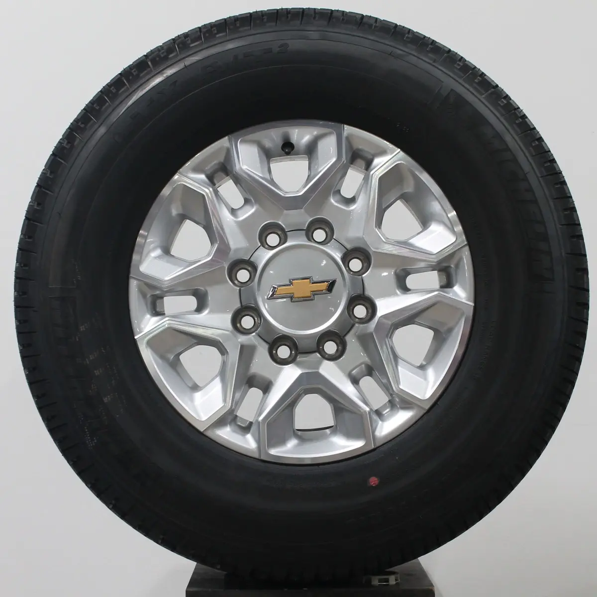 Chevrolet Silverado 2500 Hd 18" Silver / Machined, 275/70R18 Michelin Tires, Set Of 4, Part#-Pyv 1